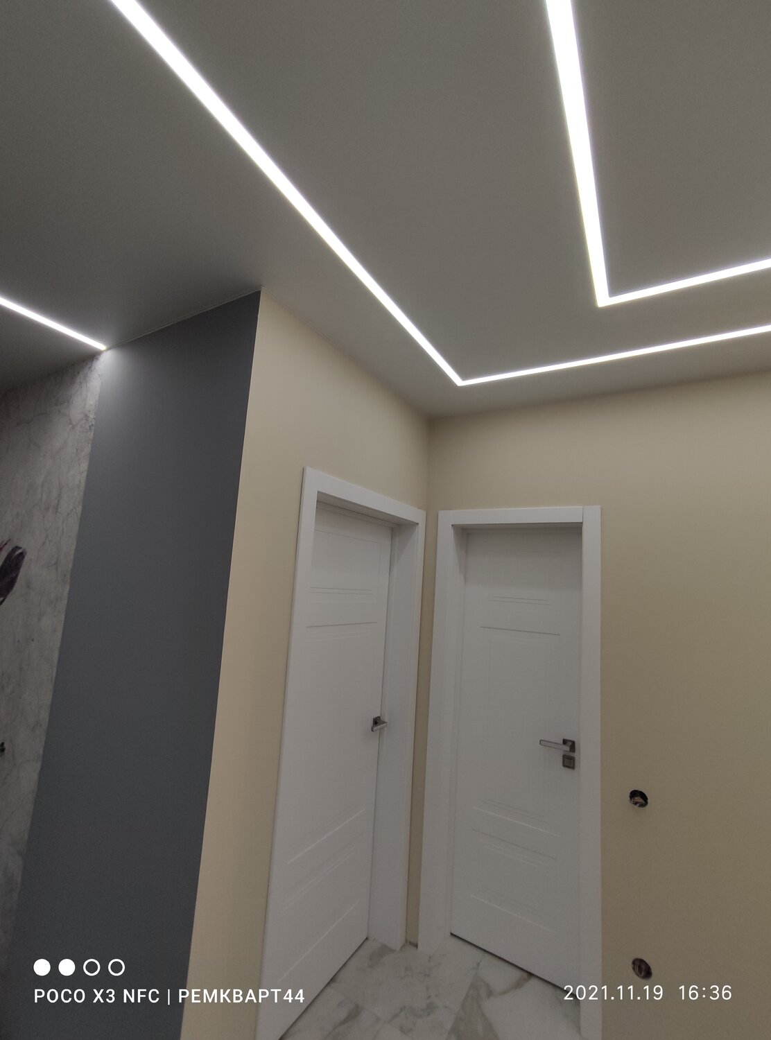 световые линии в коридоре, парящий потолок, потолок, световые линии в классическом интерьере, натяжные потолки со светодиодной лентой парящие линии