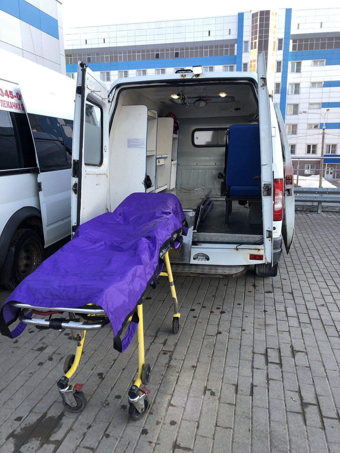 машина скорой помощи носилки, скорая носилки, транспорт для перевозки лежачих, специальная машина для перевозки больных, перевозка лежачих больных