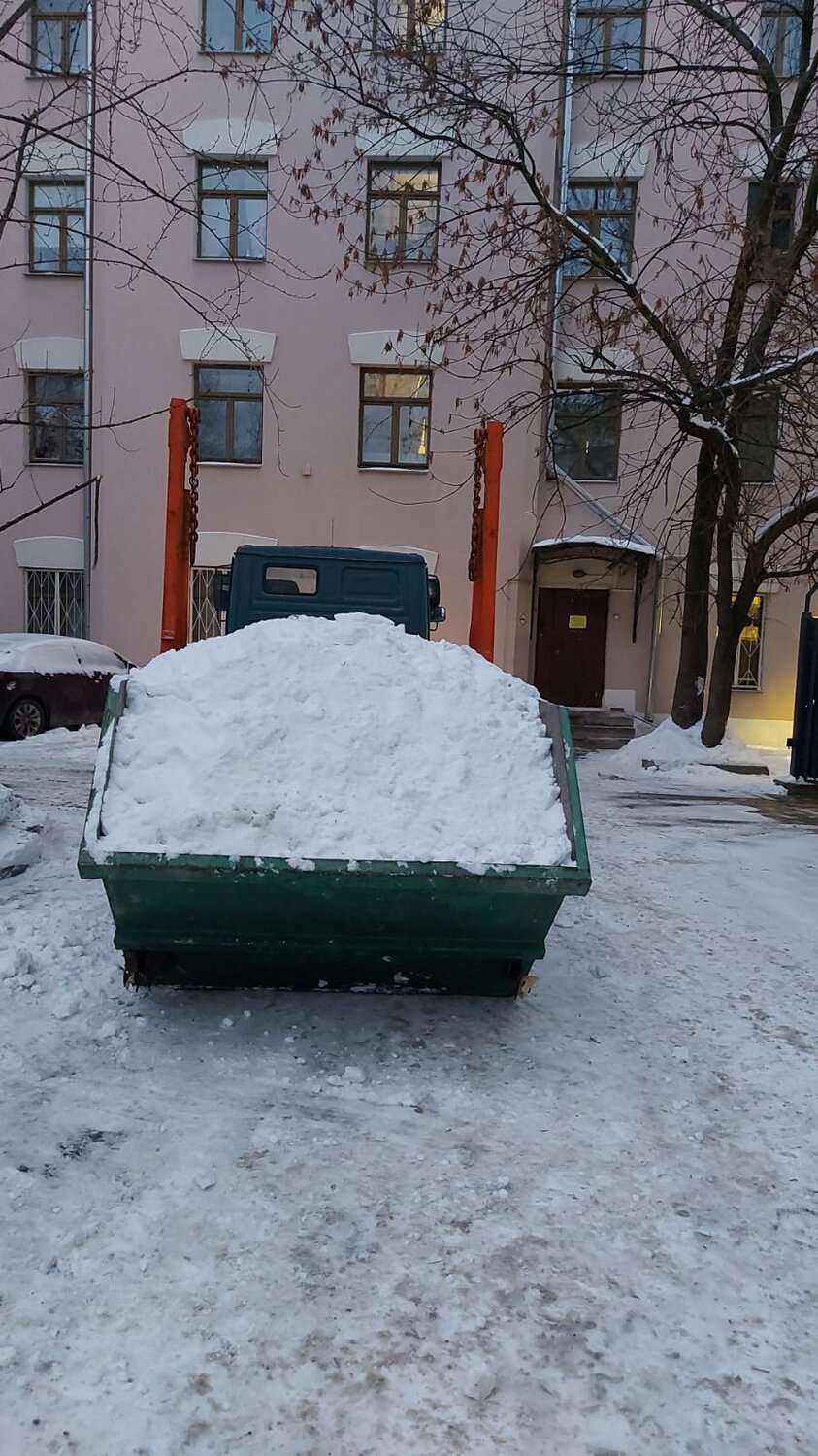 снег, сугробы, снег около подъезда, много снега в москве, уборка снега