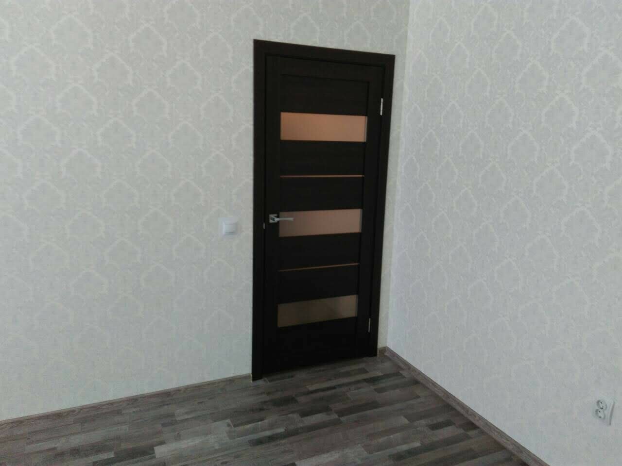 двери межкомнатные, двери экошпон венге в интерьере, двери экошпон межкомнатные, двери венге в интерьере с обоями, интерьер двери