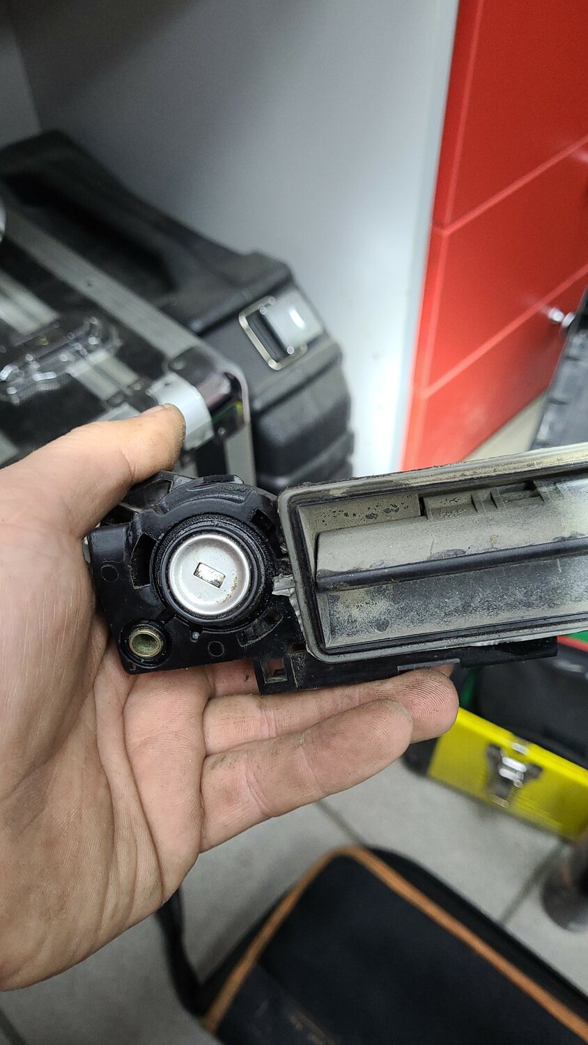 ручка багажника w203, ручка открывания багажника мерседес 203, ручка крышки багажника w211, ручка замка багажника w203, ручка багажника мерседес 203 кузов