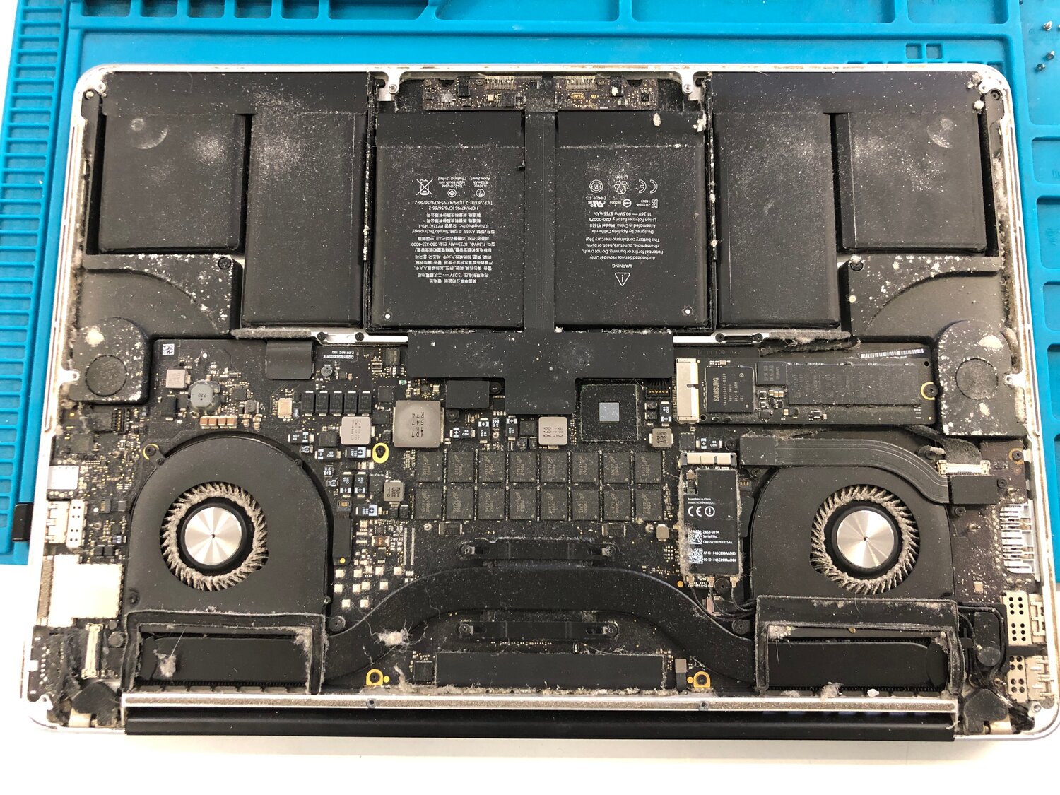 a1398 macbook pro 15 разбор, macbook pro 15 2015 динамик, macbook pro 15 2012 retina разобранный, macbook pro, macbook a1398 внутри