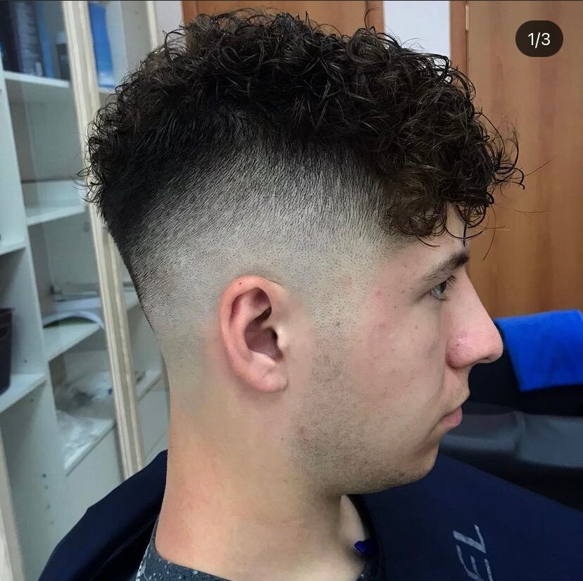 прическа фейд клин, ирокез прическа мужская кучерявый волос, fade haircut, барбер стрижка ирокез, low fade haircut