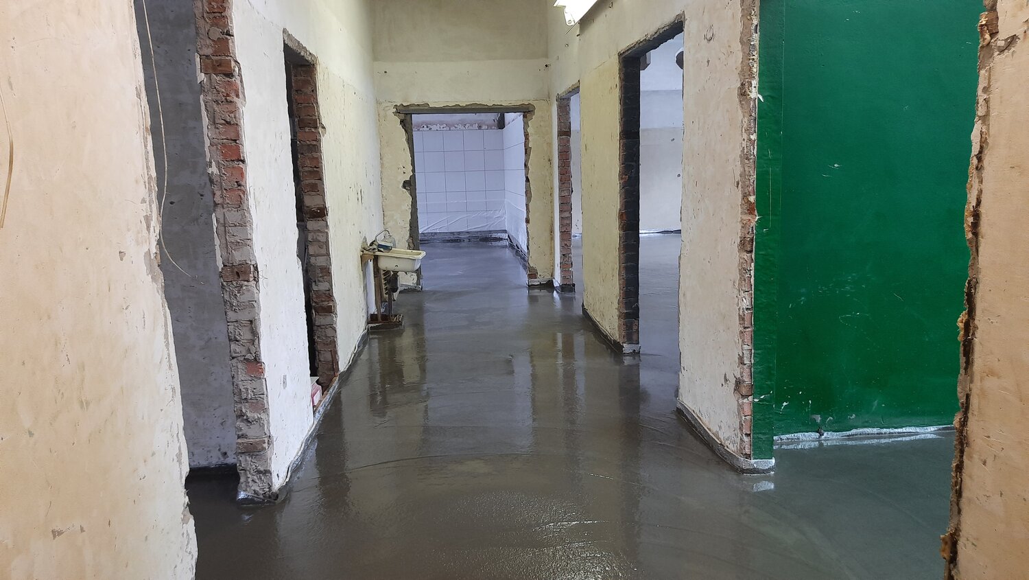 стяжка пола в квартире, стяжка пола в коридоре, стяжка пола, помещение, здание