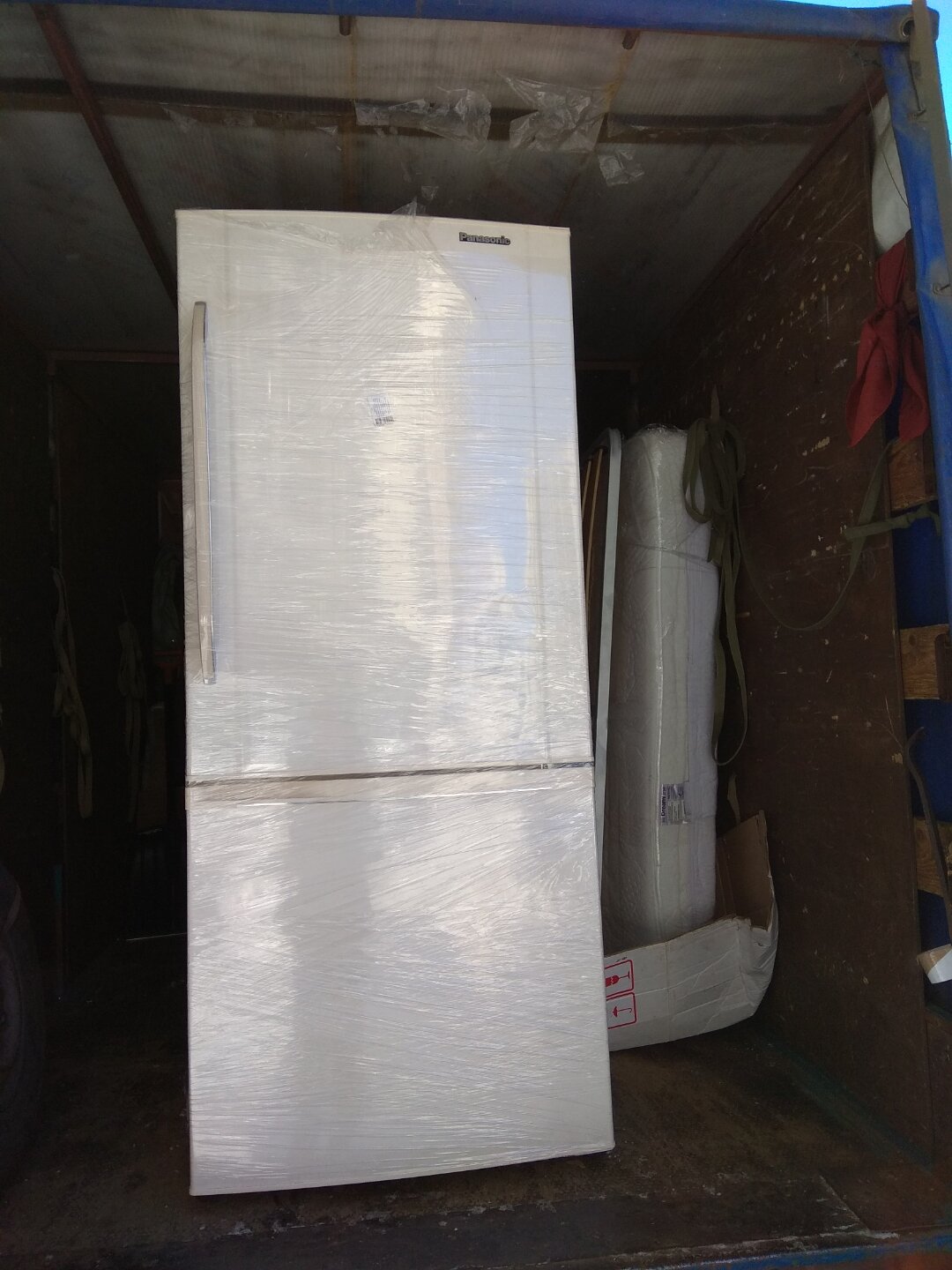 холодильный шкаф, перевозка холодильника, бытовая техника холодильник, упакованный холодильник, картон асбестовый