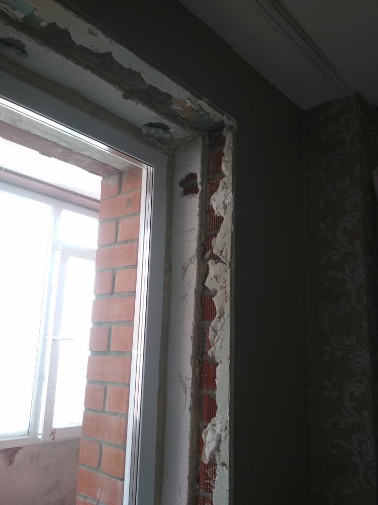 откосы в панельном доме, штукатурный откос окна, штукатурные откосы, отделка откосов гипроком, верхний откос деревянная рама окно