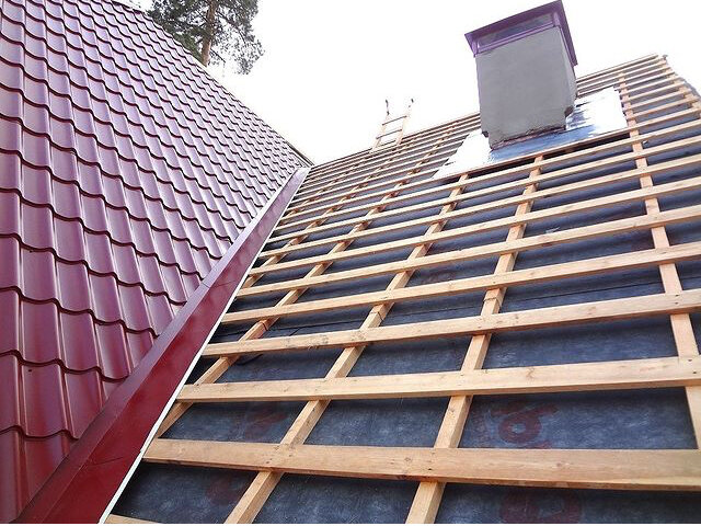 Монтаж кровли из металлочерепицы