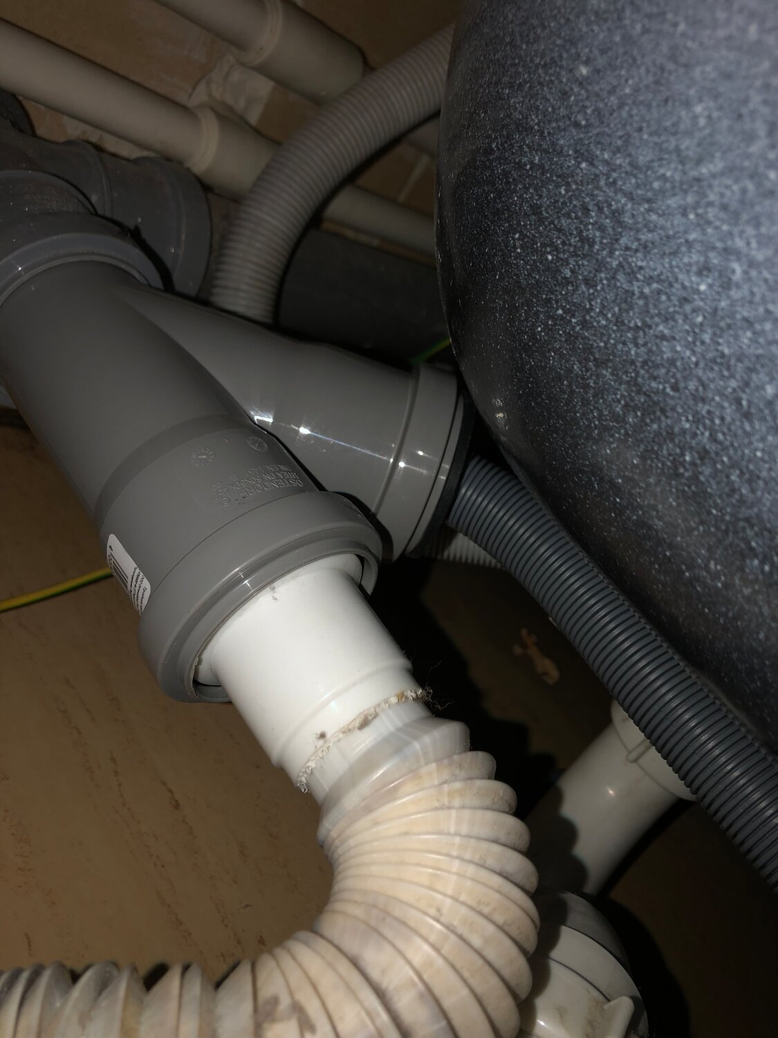 соединение сифона ванны с канализацией без гофры, слив стиральной машины в 110 трубу, слив для стиральной машины в канализацию диаметром 50мм, соединитель для шланга стиральной машины в канализацию, трубы для слива воды из ванны