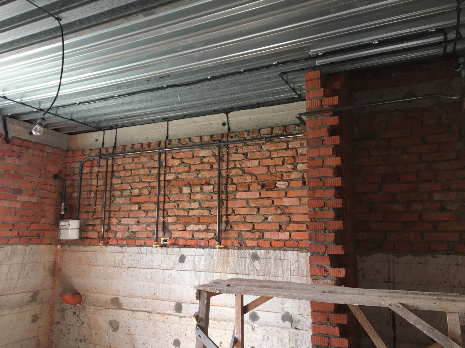 старый кирпичный гараж, кирпичная стена в гараже, электрика в частном доме, черновая электрика, черновая отделка кирпич