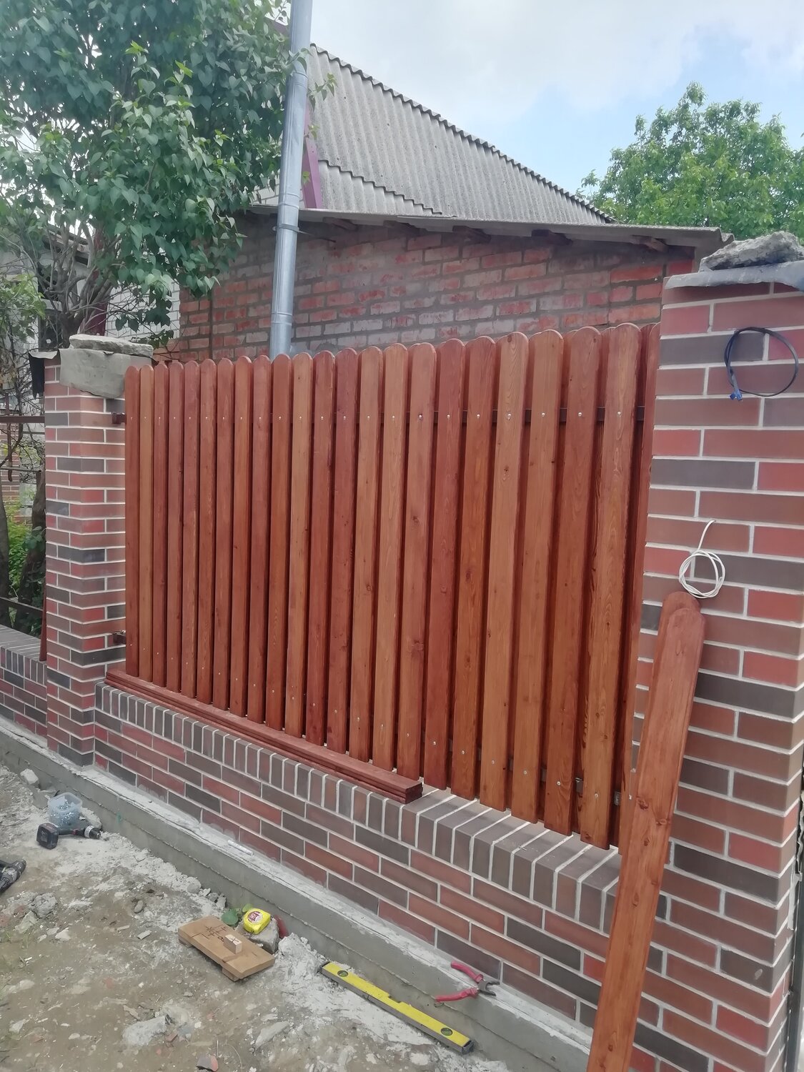 забор из металлического штакетника с деревянным, забор с евроштакетника с кирпичными столбами, забор штакетник, забор из кирпича и штакетника, забор из облицовочного кирпича и штакетника