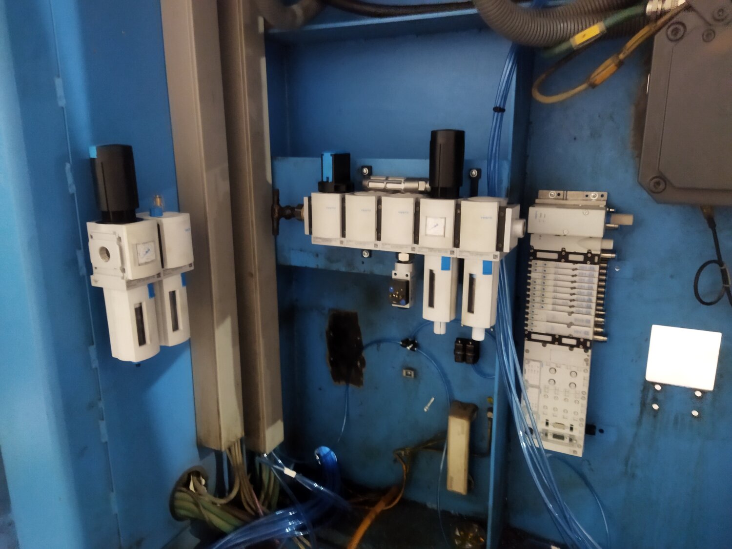 оборудование, щит электрический на лестничной площадке, аккумуляторный отсек подводной лодки, электроаппаратстрой, электромонтаж