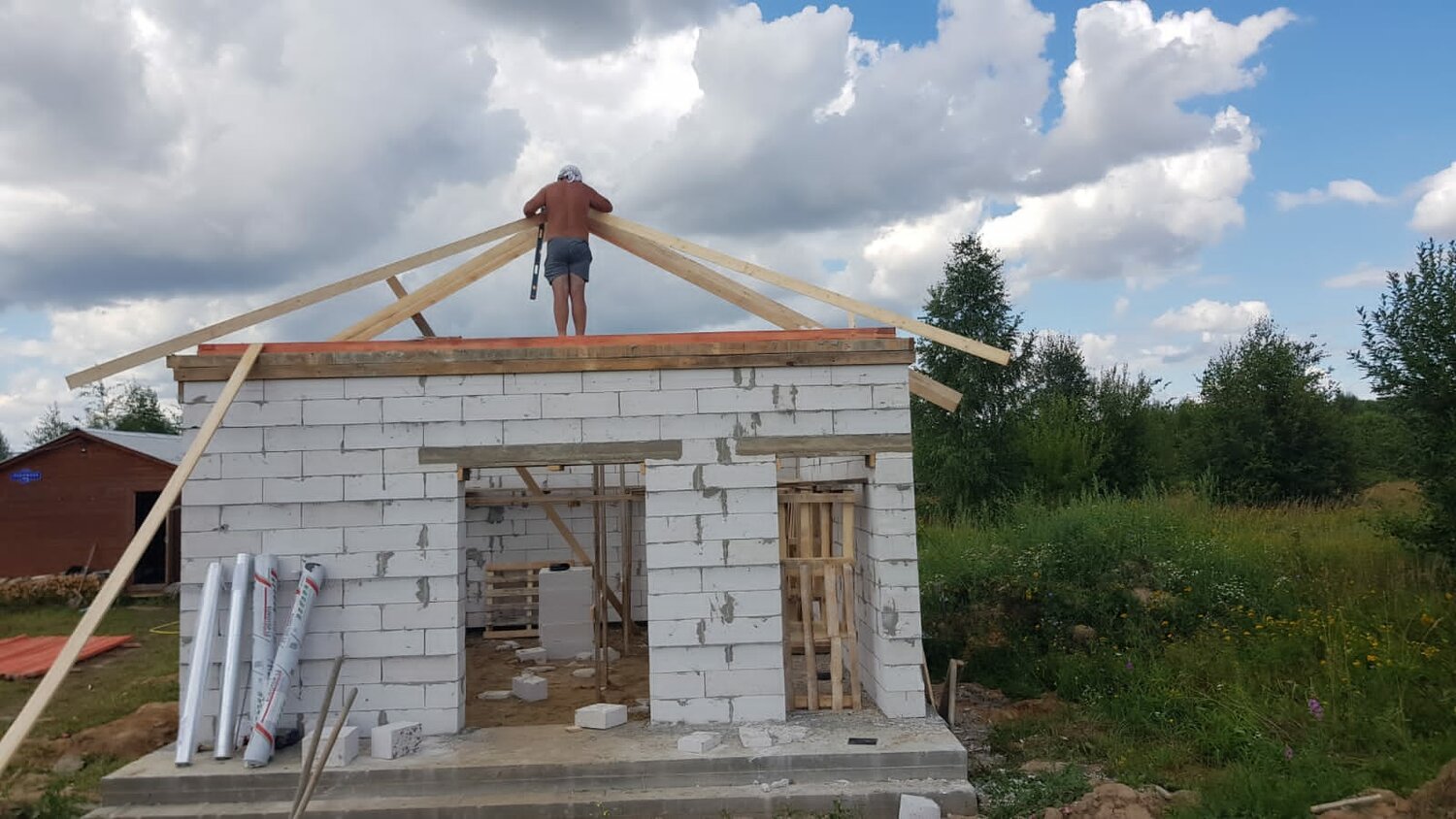 двускатная крыша гаража из газобетона, гараж из газобетона, гараж из пеноблоков с двускатной крышей, гараж из газобетона 200 мм, гараж из пеноблоков