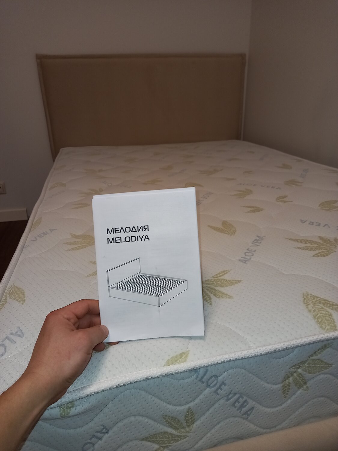 страница с текстом, двуспальная кровать, постельное белье, постельное белье в армии, матраса