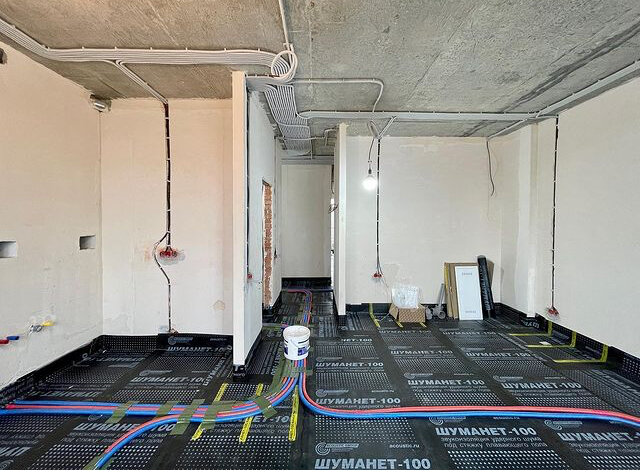 электропроводка внутри гаража, электрика в коттедже, помещение автомойки, помещение, пол