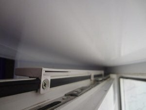 для проветривания пластиковых окон задвижка, клапан приточный aerofix (щелевой проветриватель) 214398, накладная приточка на окно, клапан вентиляционный, арматура закрывание пластиковых окон