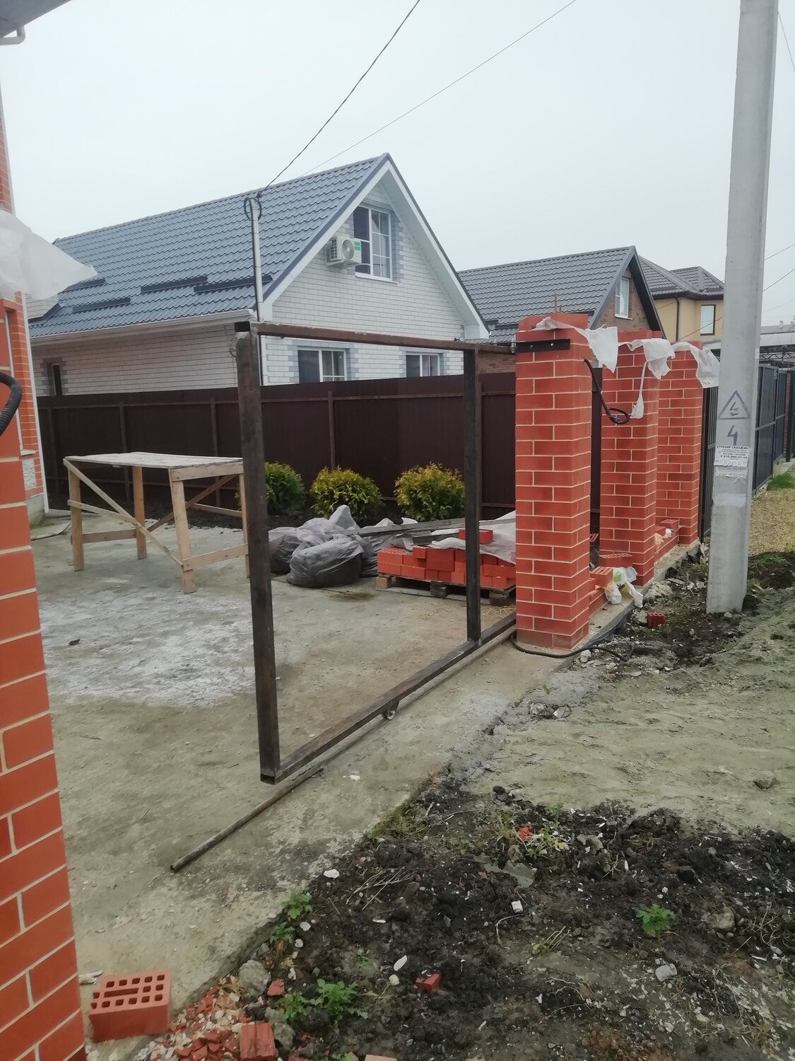 забор из кирпичных столбов и дерева, забор с кирпичными столбами, кирпичные столбы, забор с кирпичными колоннами, деревянный забор с кирпичными столбами