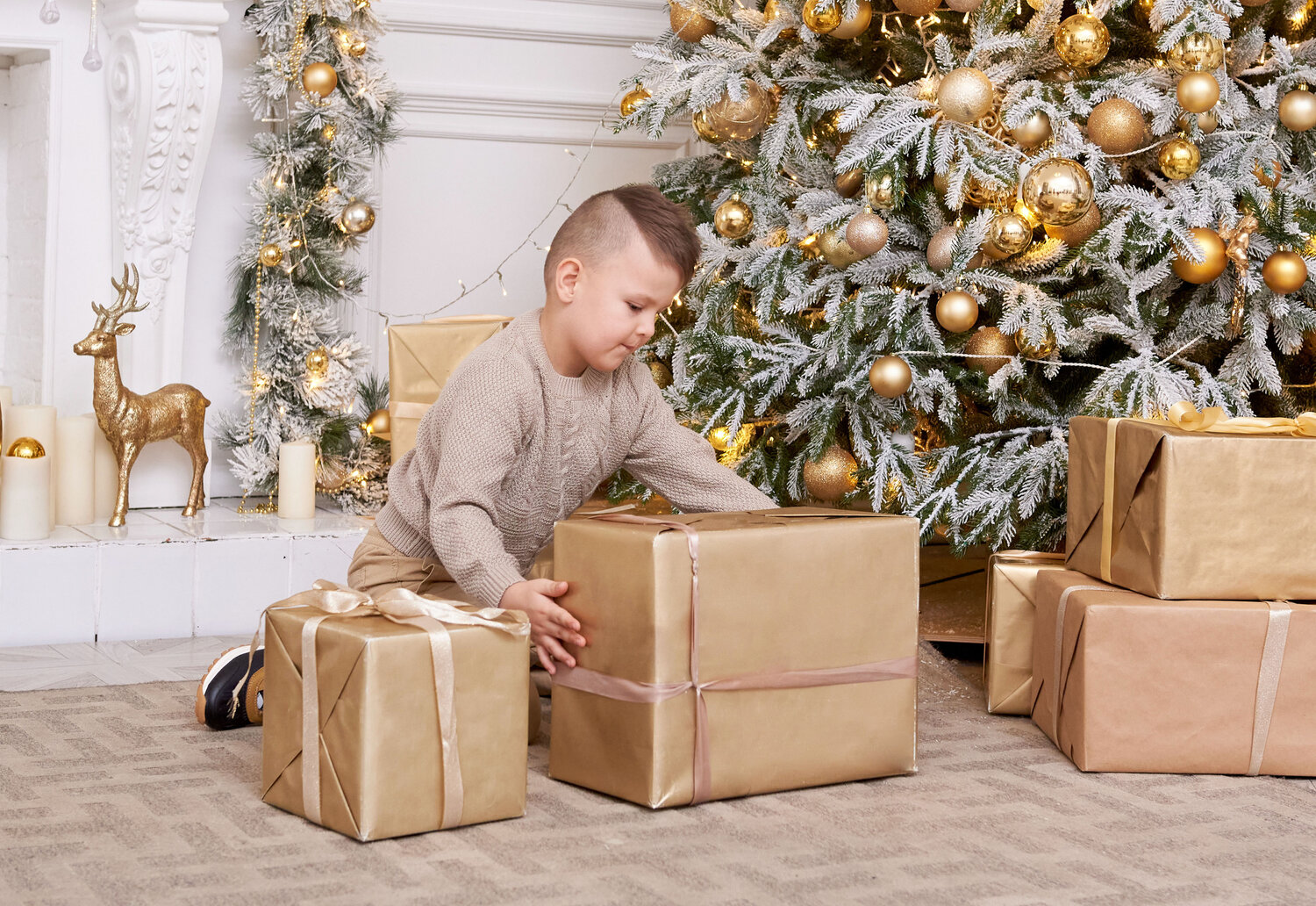 подарки под елкой, новогодняя фотосессия, коробки подарочные много под елкой, золотые подарочные коробки под елкой, рождественские подарки