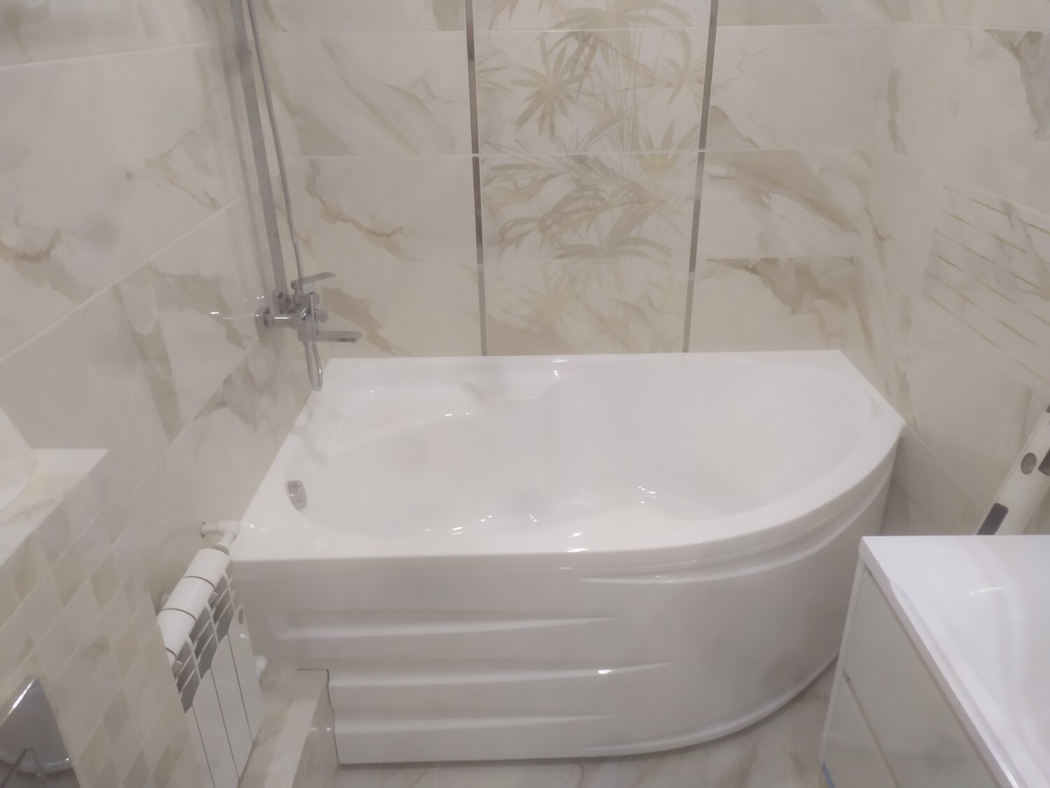 ванна, ванна акриловая, ванная комната, угловая ванна в интерьере, угловая ванная в интерьере маленькой ванной