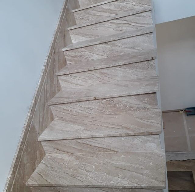 ступени из мрамора палисандро, ступени для лестницы из керамогранита 1000х300, ступени из мрамора, отделка лестницы, ступени из мрамора daino reale