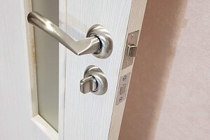 дверной замок, замок к наличнику для двери, ручка для входной двери, установка замков, замок в межкомнатную дверь