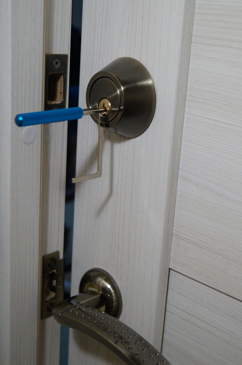 американский дверной замок, вскрыть замок межкомнатной двери, если заклинило магнитный замок в межкомнатную дверь, дверной замок, замок межкомнатной двери