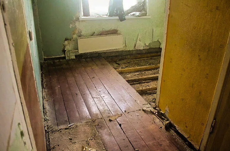 ремонт пола в хрущевке, ремонт пола, полы в хрущевке, пол в хрущевке варианты замены, старый пол в хрущевке