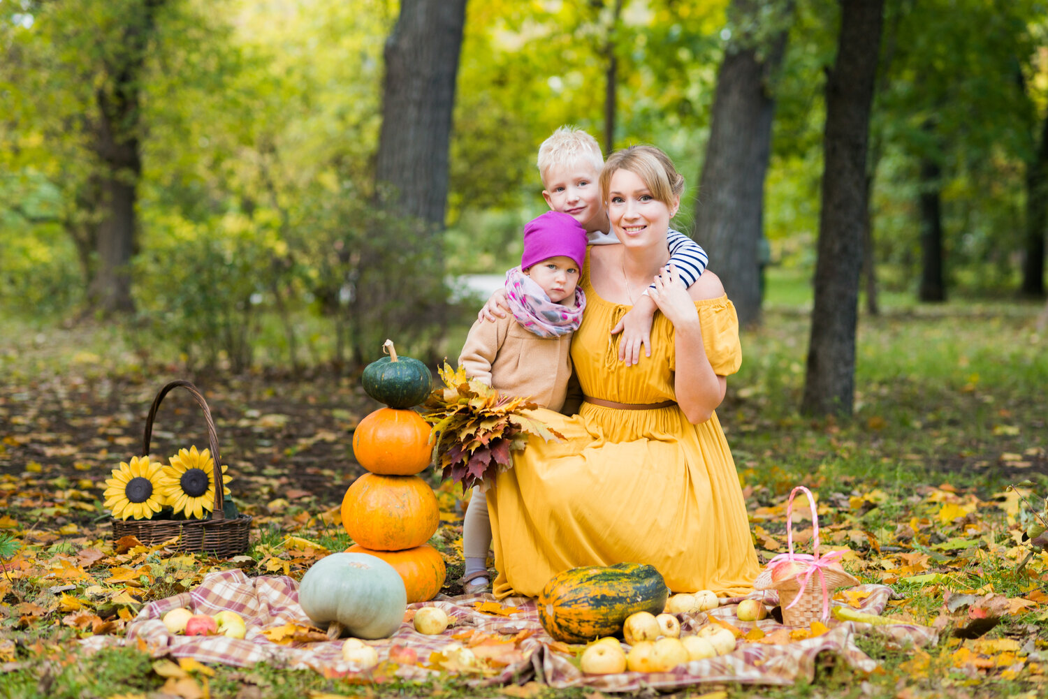 идеи для осенней фотосессии, семейная осенняя фотосессия, осенняя фотосессия, идеи для осенней фотосессии в лесу, ребенок