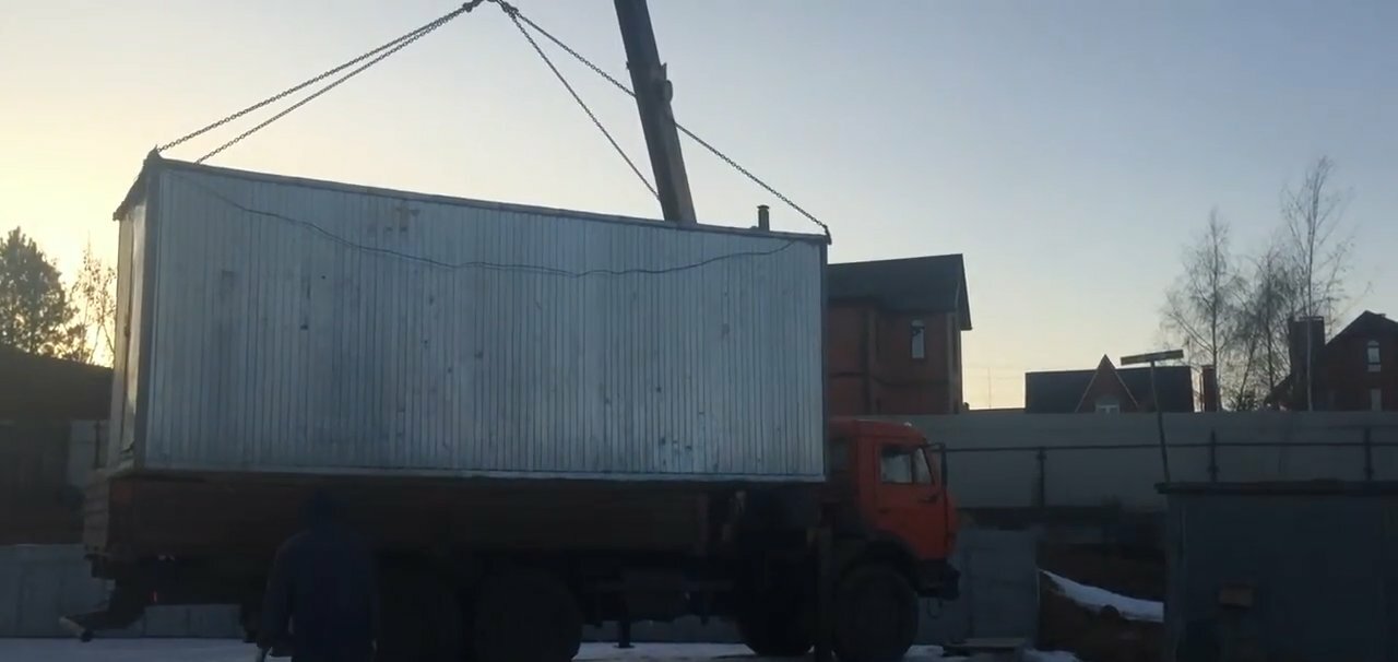 камаз 43118 перевоз бытовки, манипулятор маз бытовка, камаз 43118, разгрузка бытовки манипулятором, камаз манипулятор вездеход с бытовкой