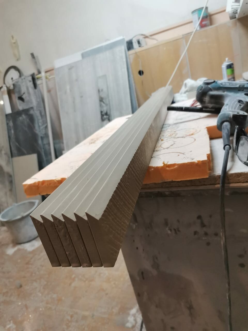 шпон на ленточной пиле, столярное соединение шип паз фрезером, дубовая доска, брусок, соединение микрошип