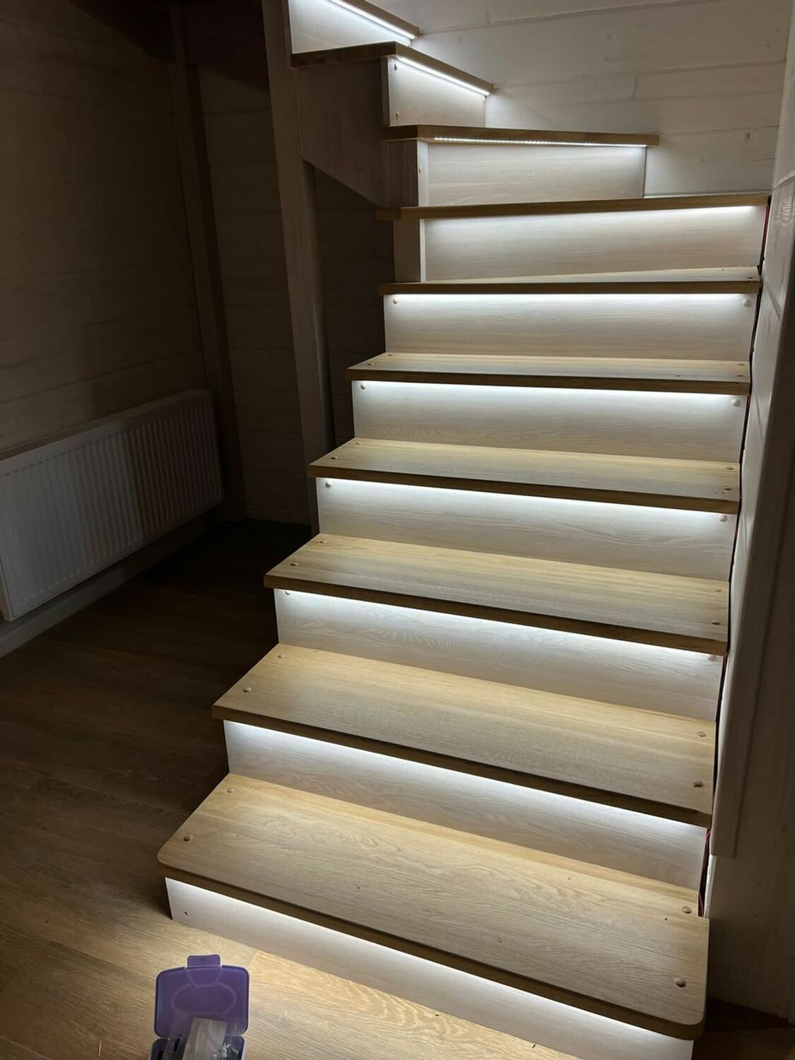 лестница с подсветкой ступеней, stairslight автоматическая подсветка лестниц, мраморная лестница с подсветкой, освещение лестницы в доме, подсветка лестницы