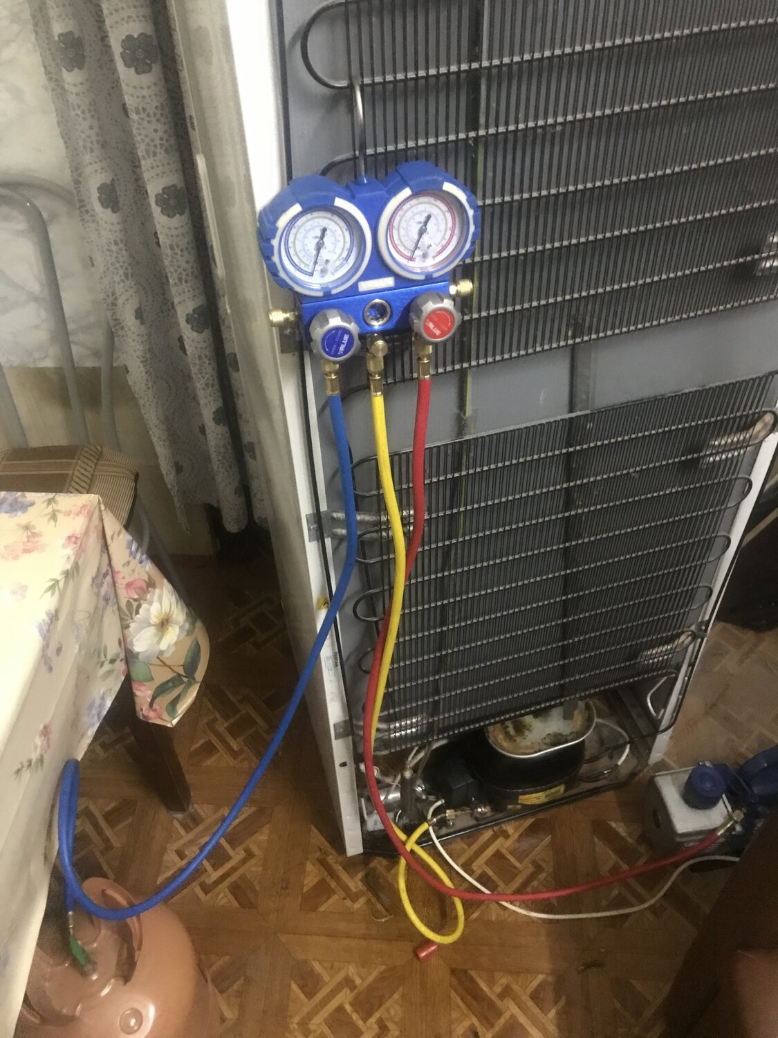 заправка холодильника фреоном, холодильник indesit заправка фреоном, заправка холодильника фреоном ariston, утечка фреона, заправка холодильников фреоном по манометру холодильника 134а