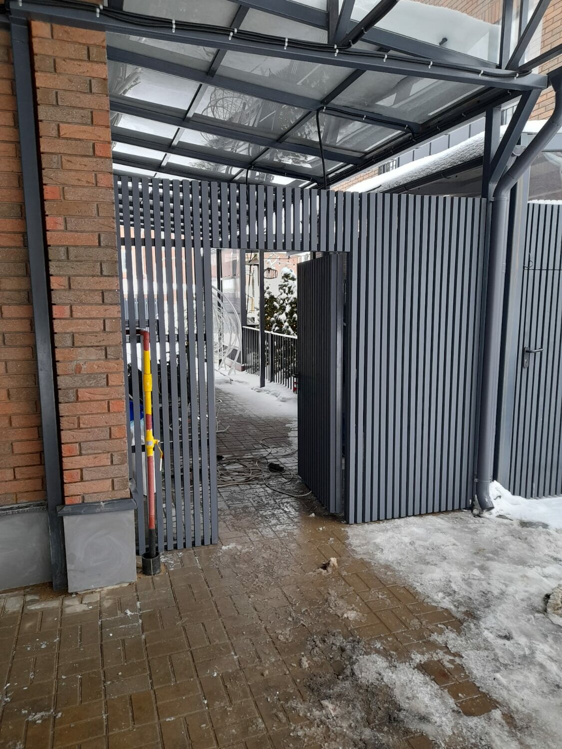 профнастил 7024 серый графит, фотографии заборов, здание, профлист графитовый, современные заборы