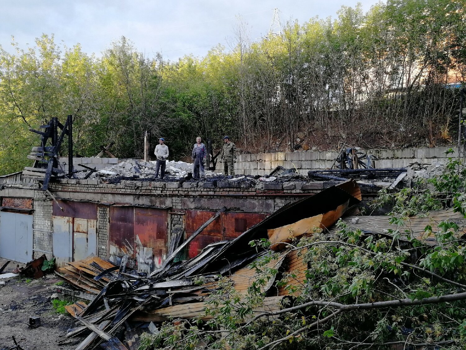 донбасс, сгоревший замок, обстрел колонны беженцев в запорожской области 30.09.22, сгоревший дом, обстрел всу