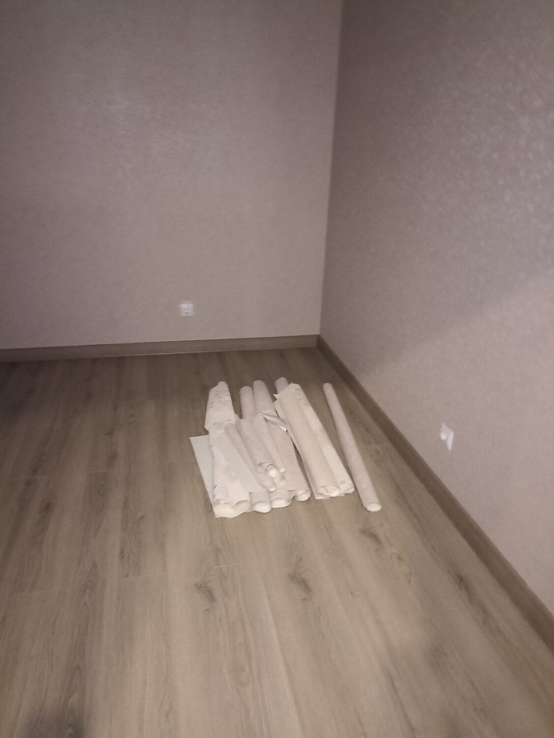 квартира, ламинат, укладка ламината, отделка квартир, светлый линолеум в хрущевке