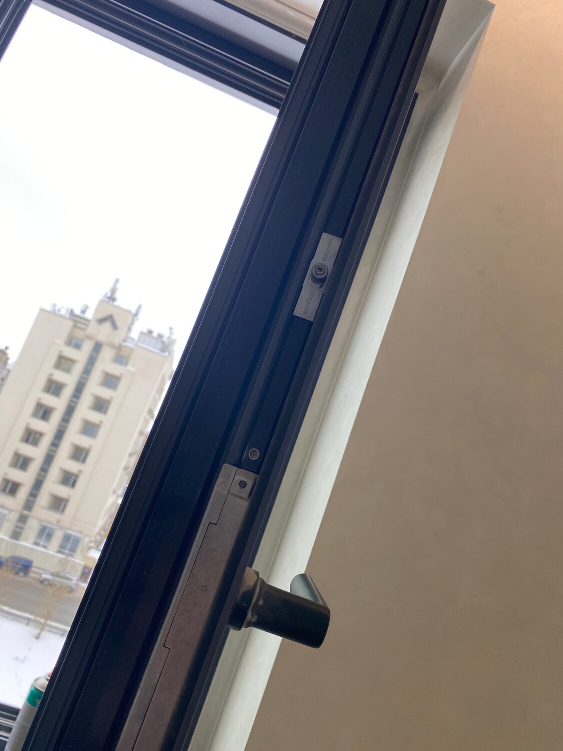 окно, створка окна, окна rehau, открытое окно, алюминиевые окна