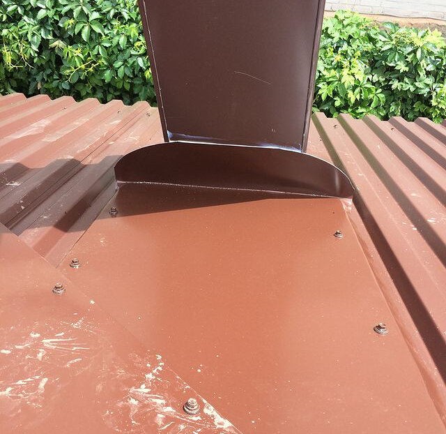 вентиляция кровли, защита кровли вокруг дымохода, примыкание кровли, монтаж кровли, кровля