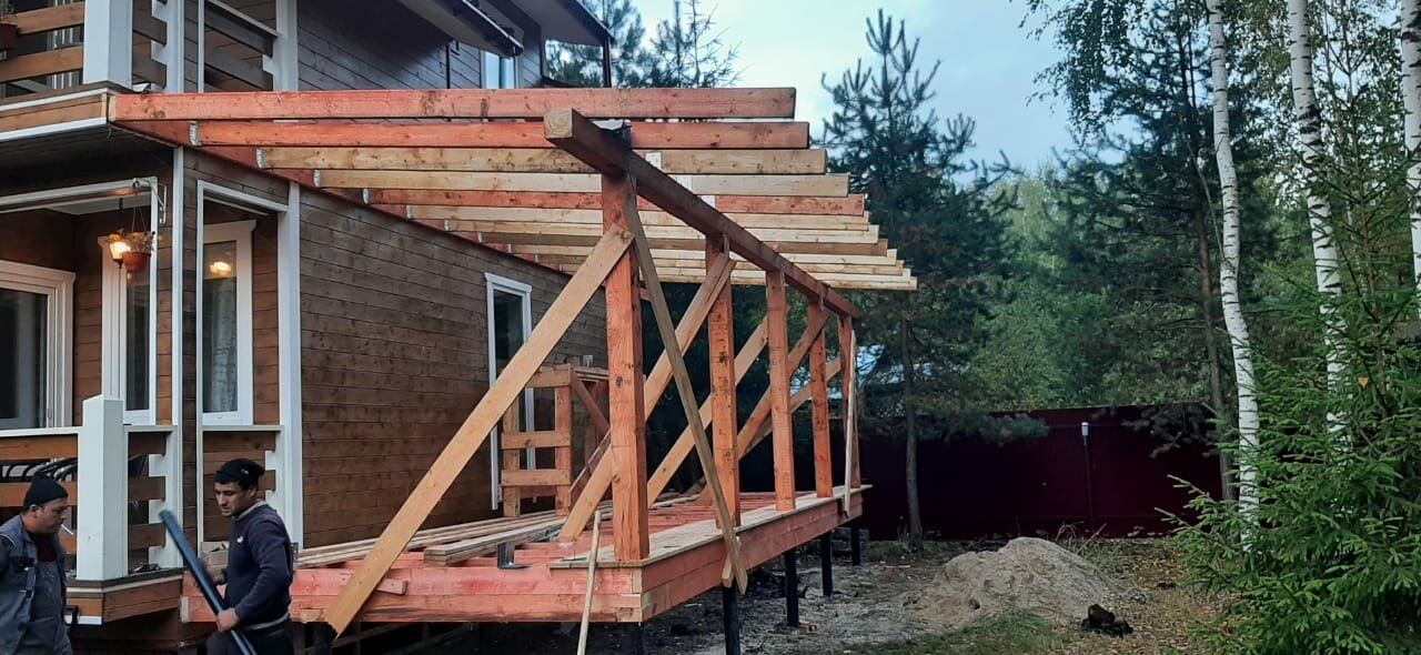 односкатная каркасная веранда, пристрой веранды к дачному дому, строительство веранды, каркас крыши веранды, пристройка веранды