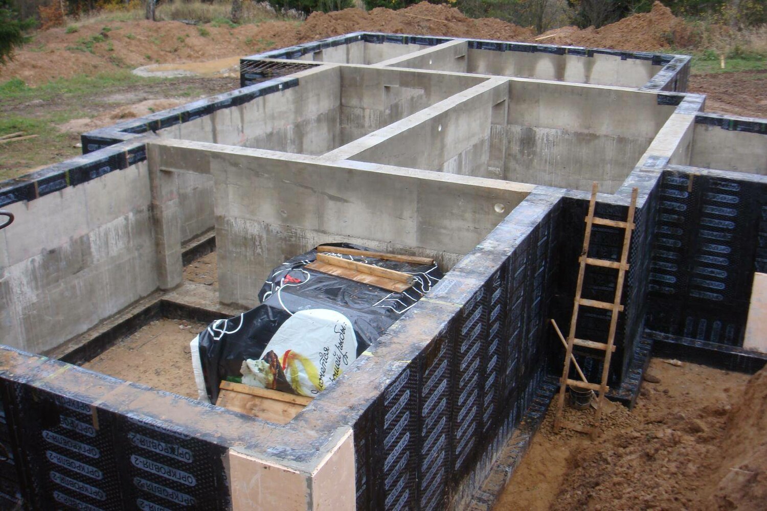 фундамент с цокольным этажом, цокольный этаж, фундамент под дом с подвалом, фундамент ленточный монолитный, фундамент для дома с подвалом