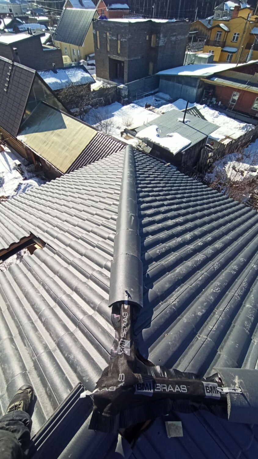 монтаж кровли, дымоход на крыше, кровля, проход дымохода через кровлю, скатная кровля