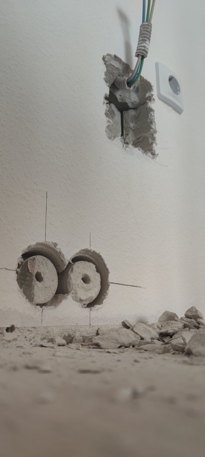 подрозетник для бетонных стен, подрозетник для розетки, розетка без подрозетника в бетон, монтаж розеток, крепление для розетки в стене