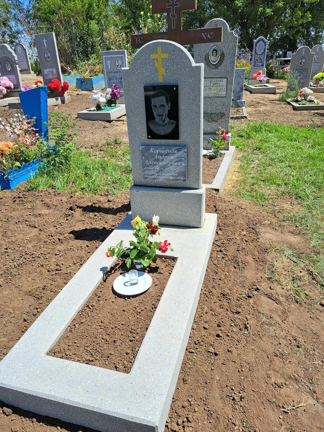 мраморный памятник, памятник, мраморный памятник на могилу, памятник дочери на могилу, старый мраморный памятник