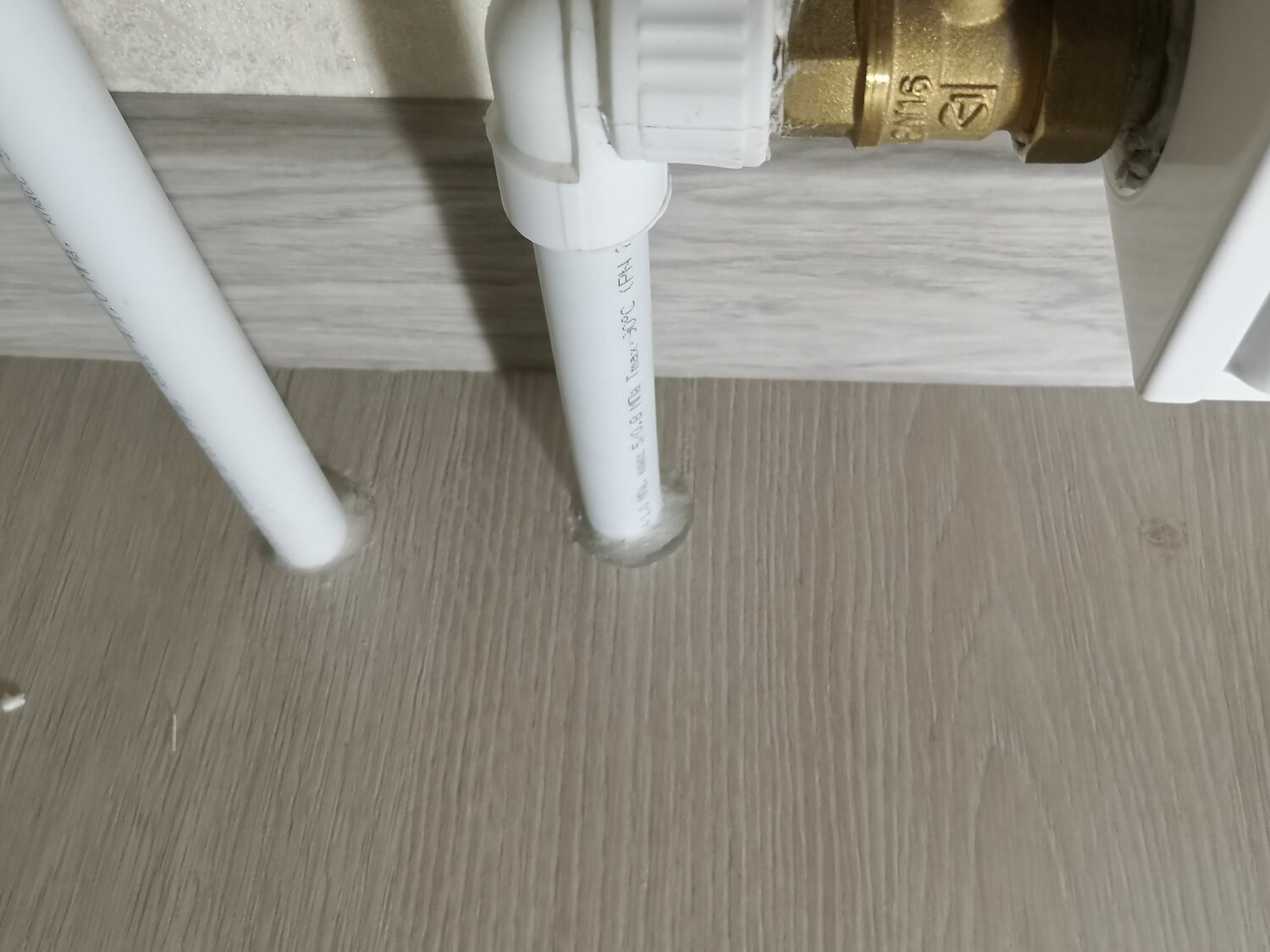 закрытый кран на батарею, кран на батарее отопления, пайка отопления из полипропиленовых труб, полипропиленовые трубы для отопления, кран на батарею