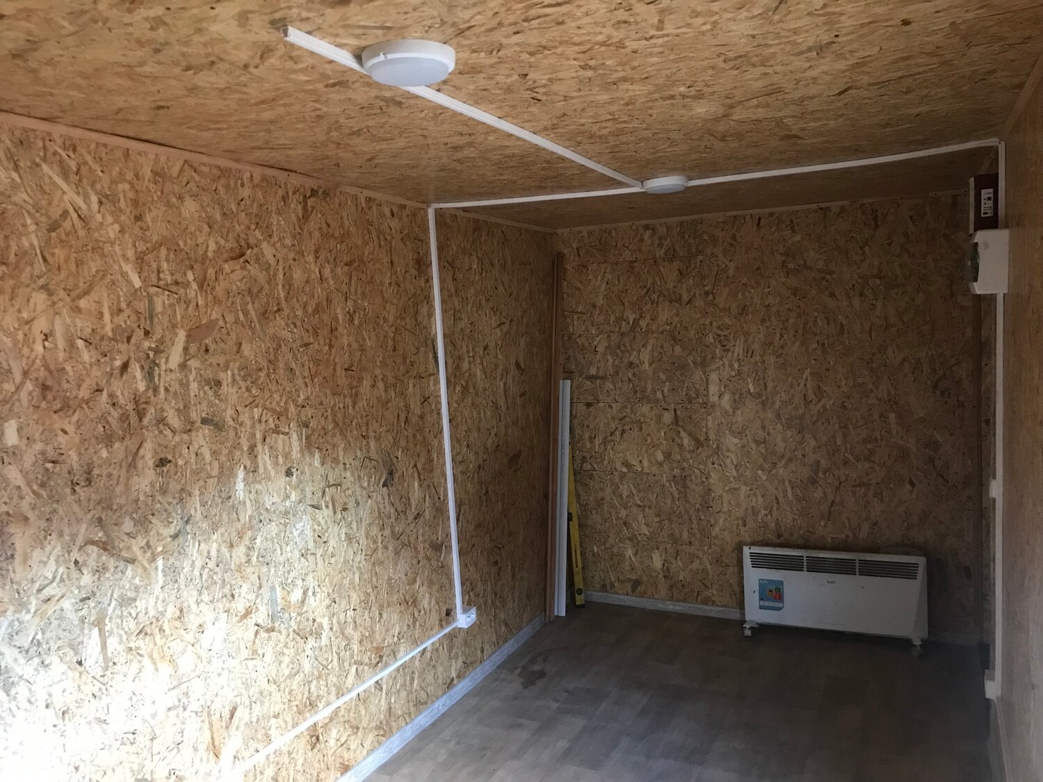 бытовка внутри осб, бытовка изнутри, вагончик бытовка осб обшит, внутренняя отделка бытовки osb, бытовка 3.6 на 2.5 из осб