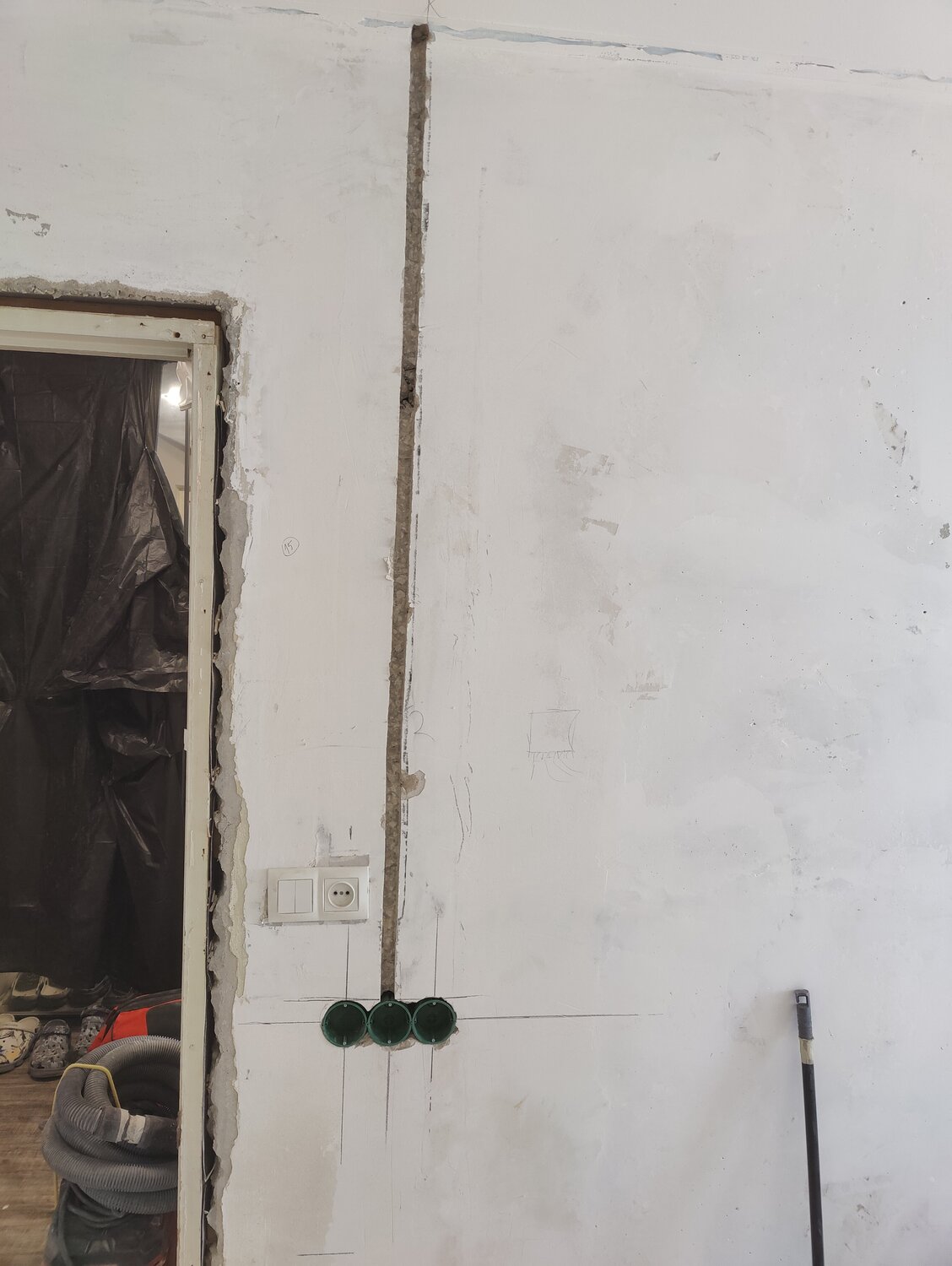 штробление стен под кабель для розеток, электропроводка в квартире, монтаж электропроводки, монтаж электропроводки в доме, монтаж электропроводки в квартире