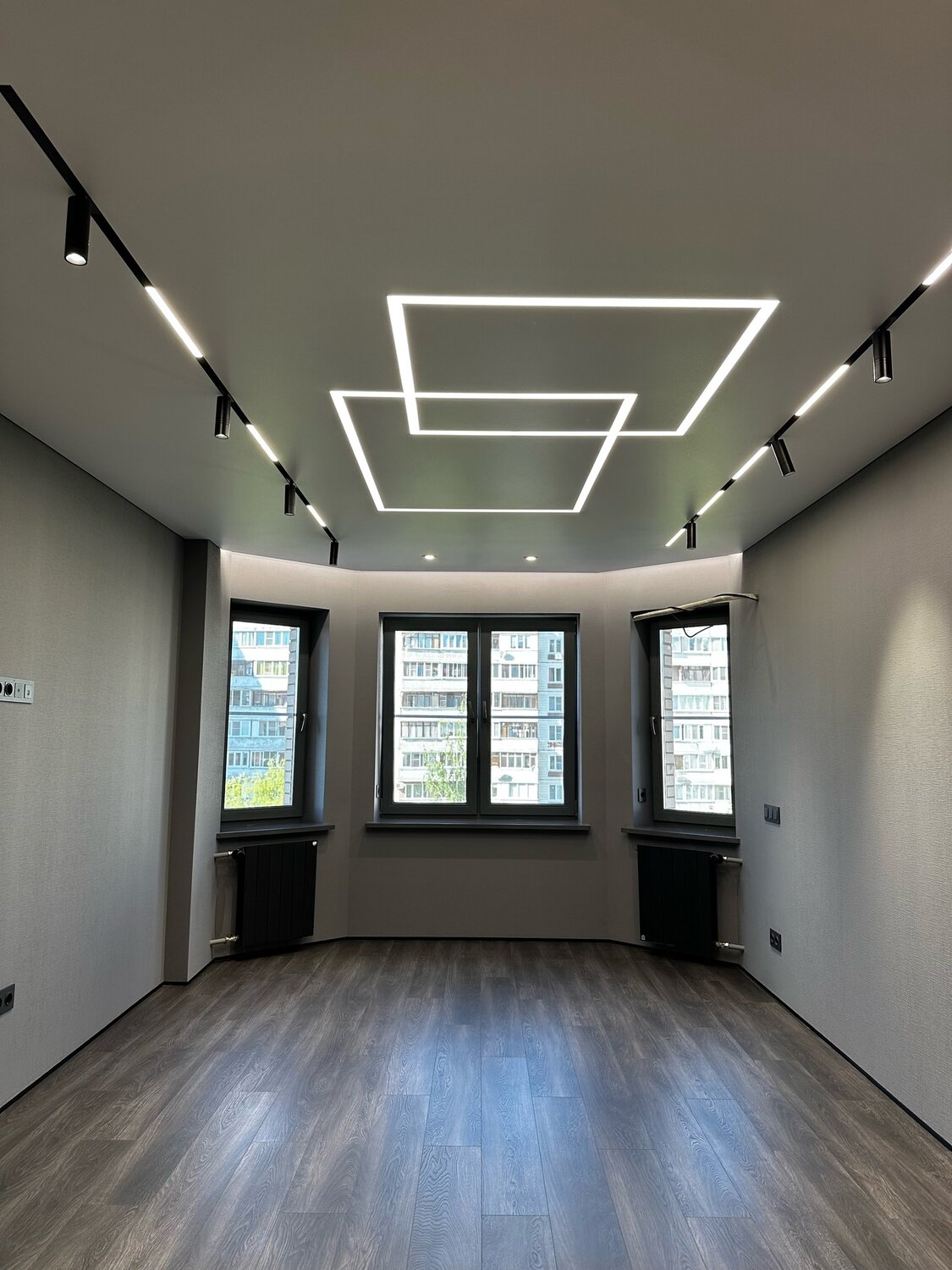 потолок световые линии, световые линии на натяжном потолке, натяжные потолки с подсветкой, трековое освещение, световые линии