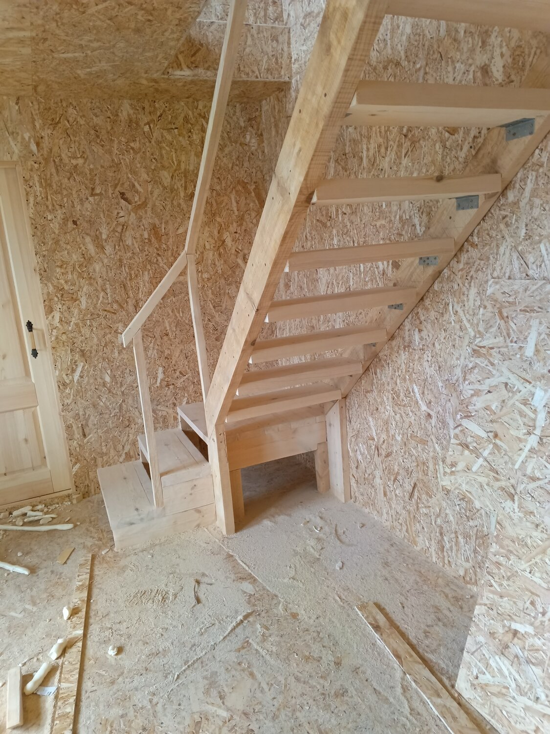 лестница из осб на второй этаж, лестница из осб, лестница из осб на второй этаж в частном доме, лестница на второй этаж, черновая деревянная лестница