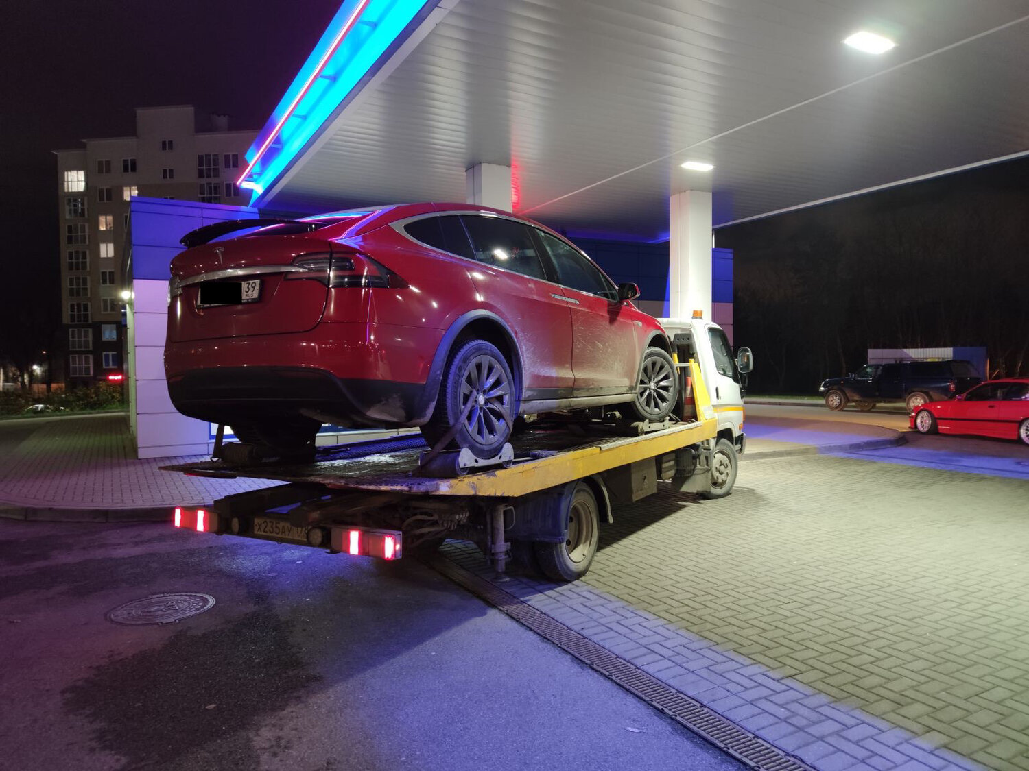 tesla model x, автомобиль тесла, tesla, машина тесла, тесла на эвакуаторе