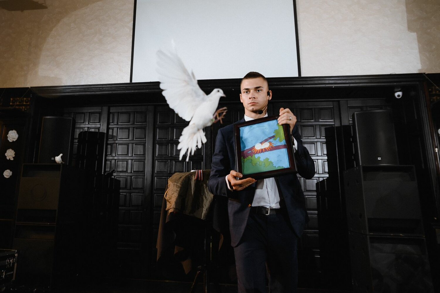 фокусник, фокусник иллюзионист, фокусник роман, человек, фокусник с голубями