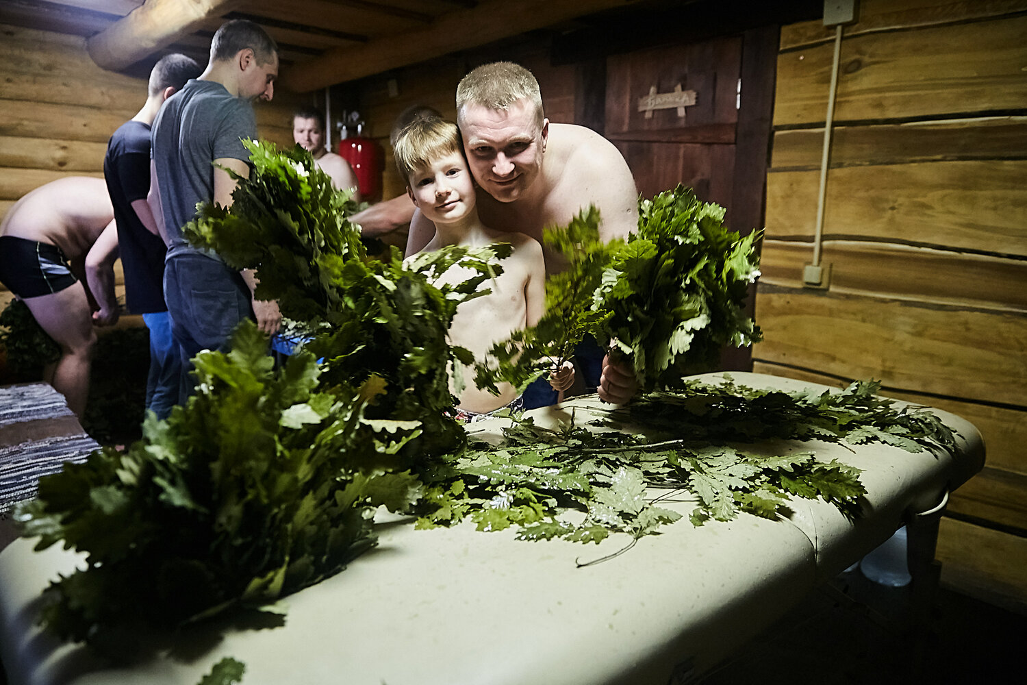 русская баня с веником, баня веник, в бане, русская баня, девушка в парилке с веником