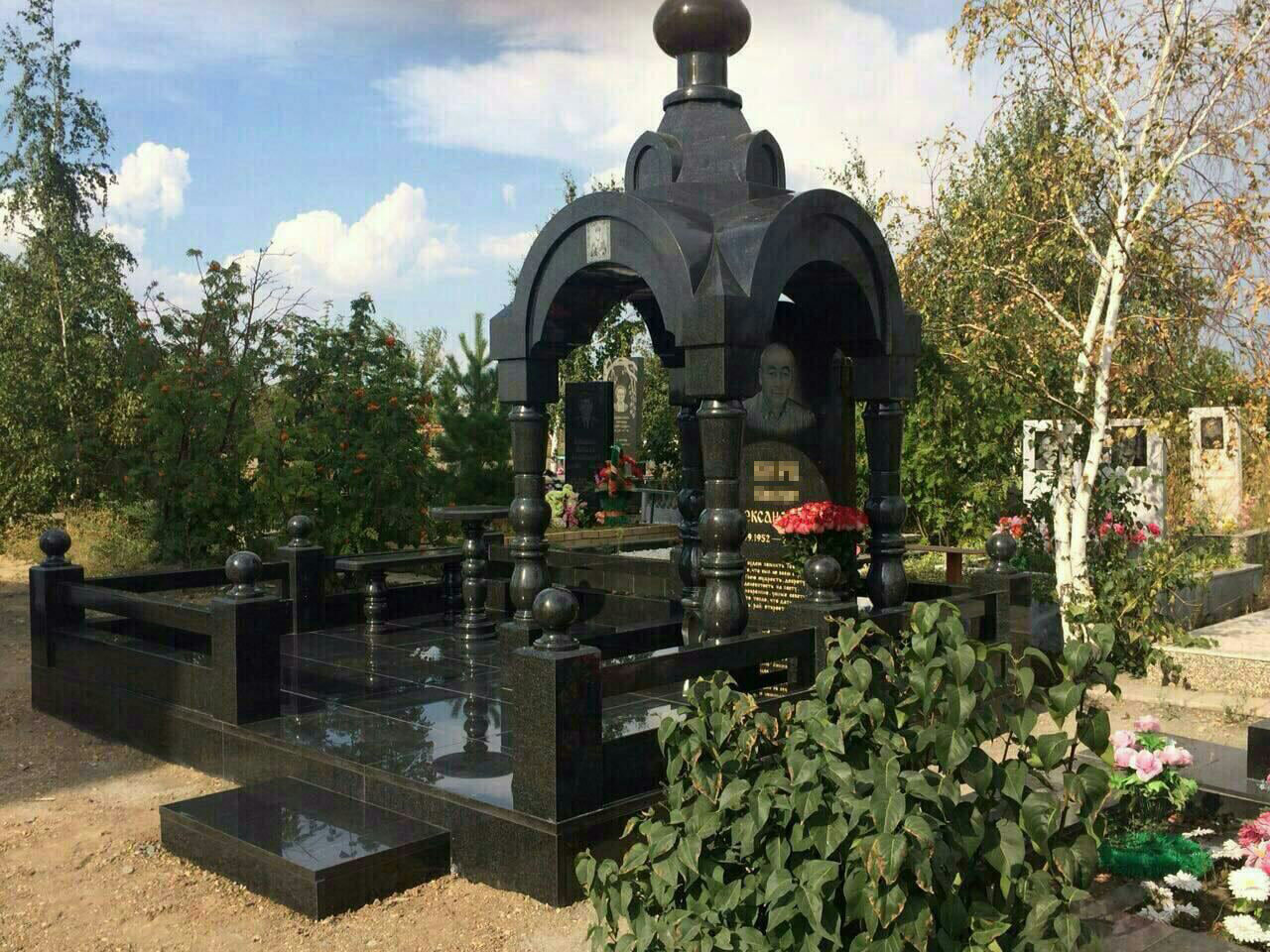 памятник часовня, памятник часовня на могилу, могильный памятник "часовня", могила васи бриллианта, элитные памятники